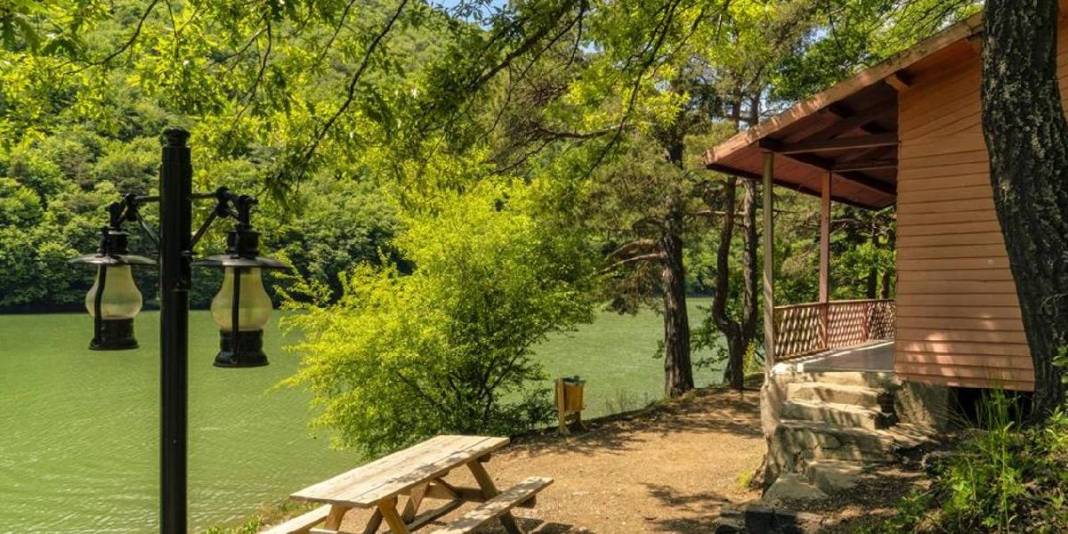 Bu gölü gören dönüp bir daha bakıyor! Türkiye’nin ‘Aynaya dönüşen gölü’: Şifalı suyu hayran bırakıyor 2